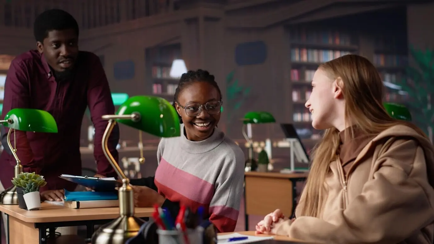 Ученица просматривает коллекцию образовательных исследований в библиотеке.