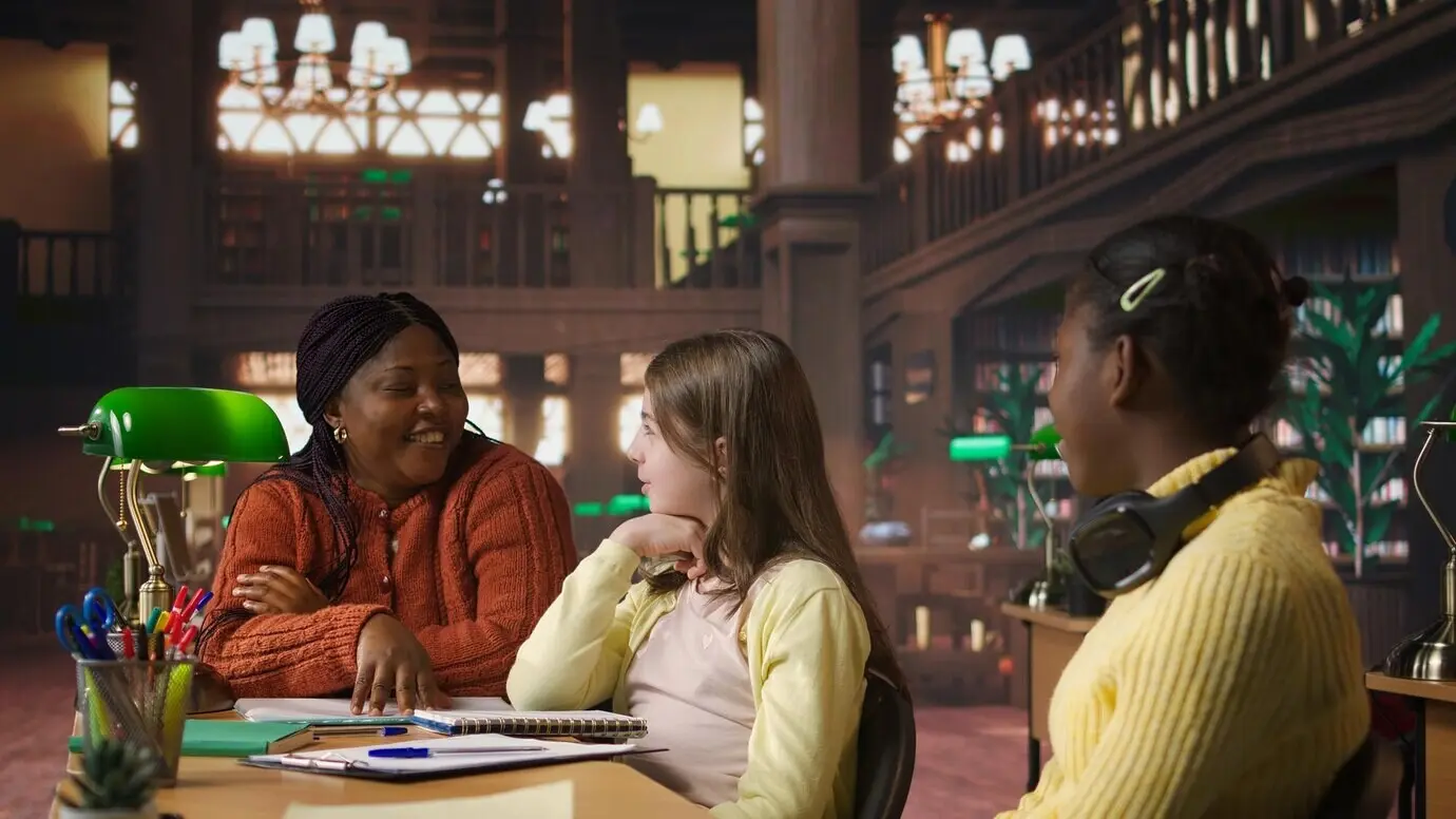 Ученики начальной школы работают с профессором, практикуя математику.