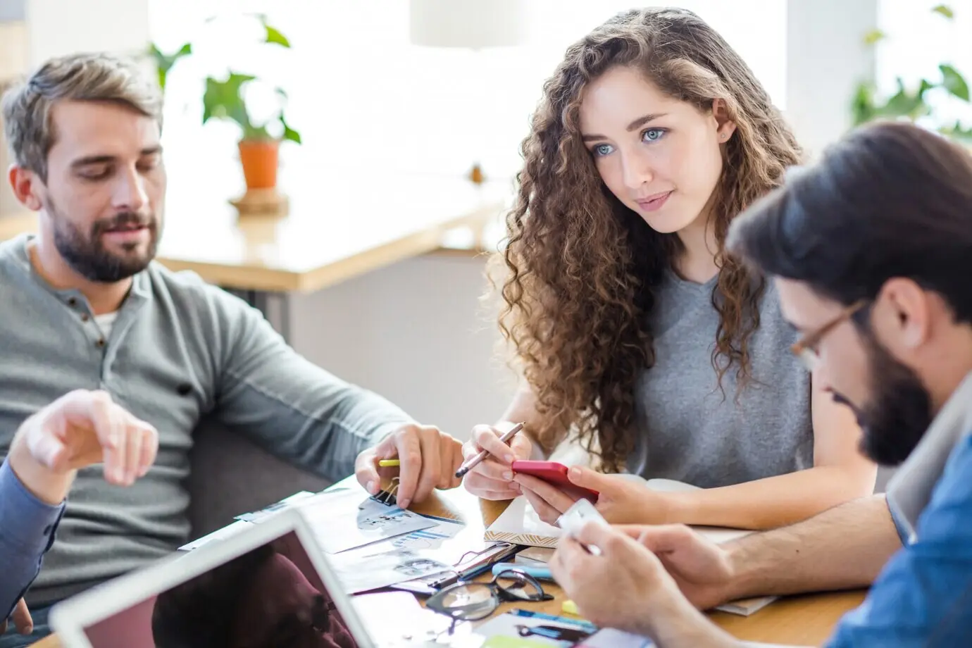 Дизайнер приятной внешности